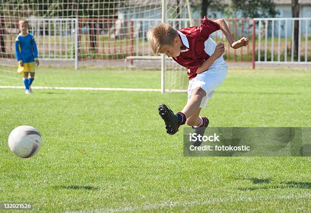 Treten Stockfoto und mehr Bilder von Fußball - Fußball, Kind, Mannschaftsfußball