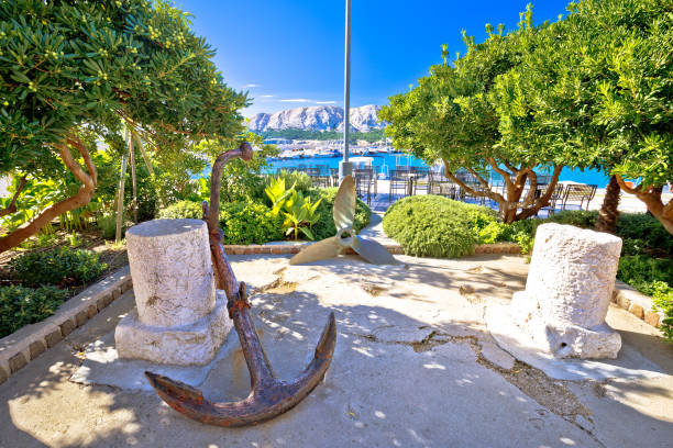 parco verde della città di baska vicino alla vista sul mare - krk foto e immagini stock