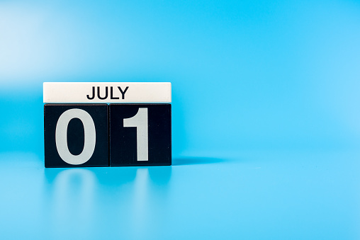 1 de julio. Imagen del calendario del escritorio del 1 de julio sobre fondo azul. Día de verano. Espacio vacío para el texto photo