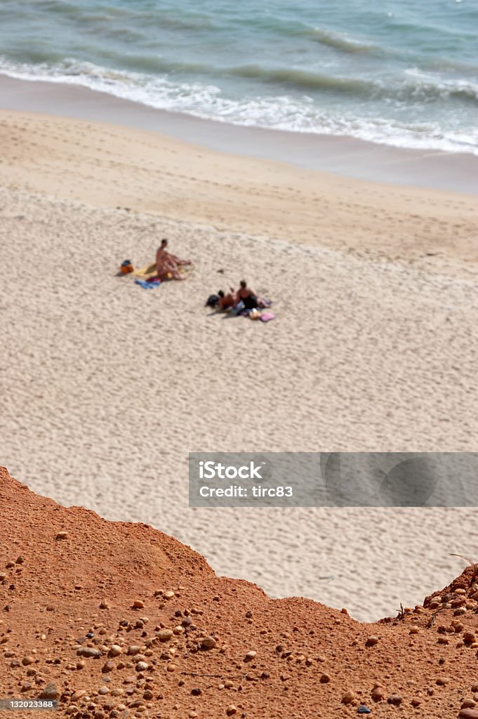 Les amateurs de soleil sur la plage déserte - Photo de Algarve libre de droits