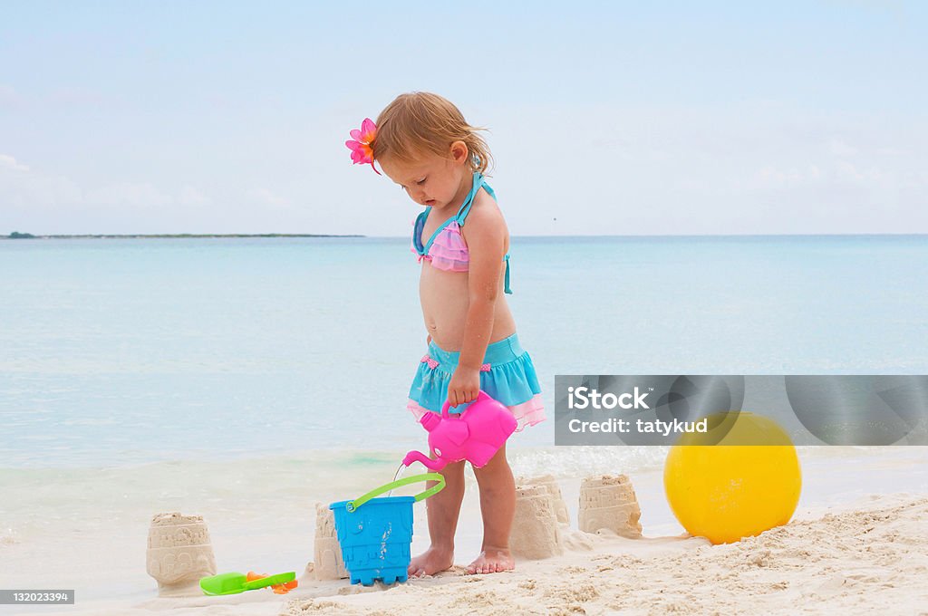 Niña bebé está jugando en la playa - Foto de stock de 12-17 meses libre de derechos