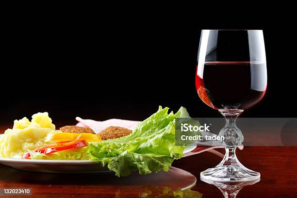 핸드로스트 커틀릿으로 즐길 및 와인 0명에 대한 스톡 사진 및 기타 이미지 - 0명, 감자 요리, 고기