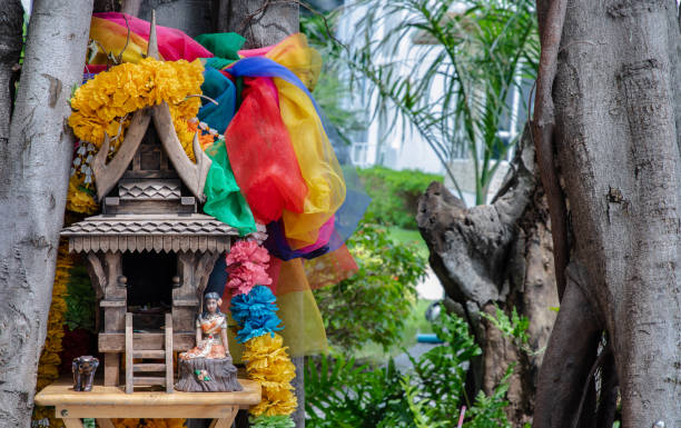 영의 집이나 조스 하우스. 수호 정신을 위해 지어진 전통적인 태국 미니어처 목조 주택은 장소의 보호 정신을 위해 상주합니다. - spirit house 뉴스 사진 이미지