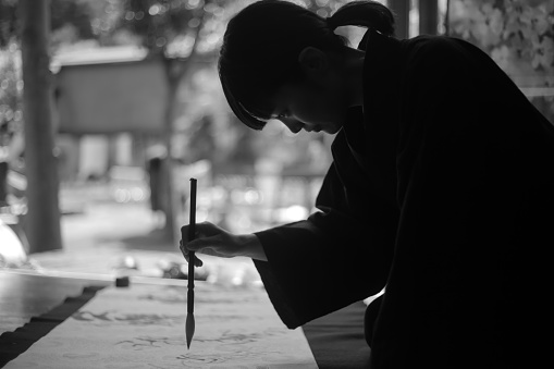 Mujer haciendo caligrafía photo