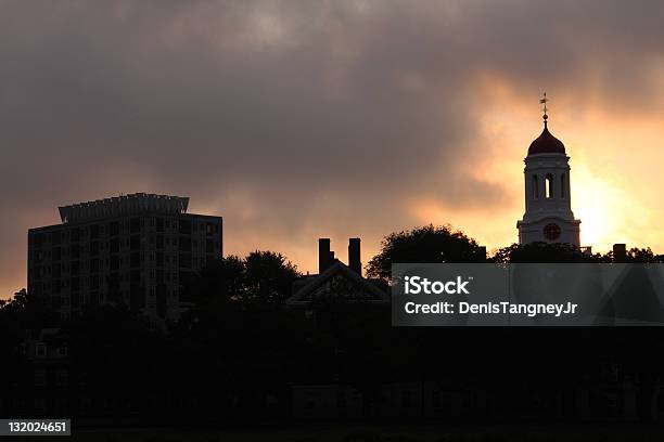 Silhouetted Universidade De Harvard - Fotografias de stock e mais imagens de Universidade de Harvard - Universidade de Harvard, Silhueta, Campus