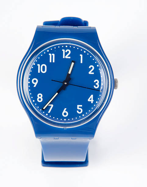 reloj de pulsera - isolated on blue fotografías e imágenes de stock