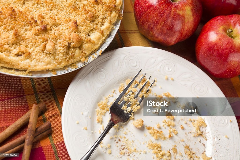 Lavagna sfondo di torta di mele, Piatto vuoto e le briciole - Foto stock royalty-free di Briciola