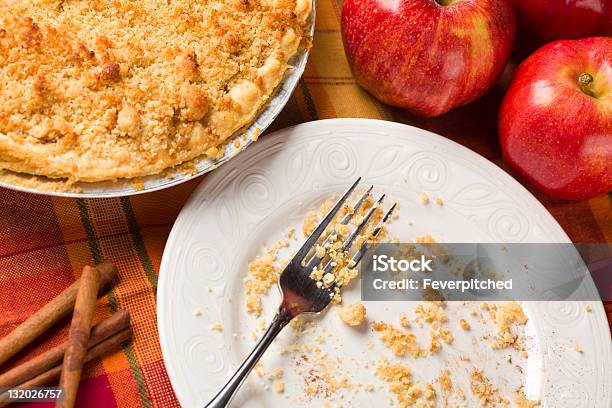 Lavagna Sfondo Di Torta Di Mele Piatto Vuoto E Le Briciole - Fotografie stock e altre immagini di Briciola