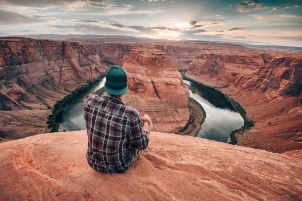 man sitting in a canyon - usa scenics sedona photography imagens e fotografias de stock