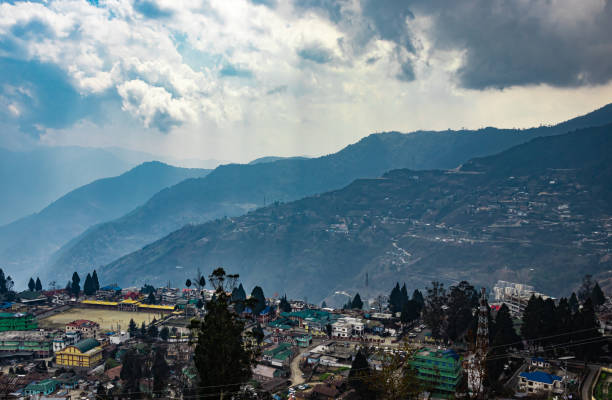 朝のフォームの上角で背景に山の層を持つ都市都市の都市化 - inversion layer ストックフォトと画像