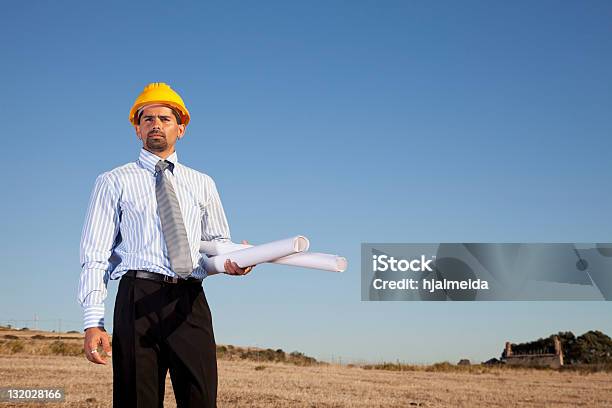 Engenheiro No Local De Construção - Fotografias de stock e mais imagens de Admirar a Vista - Admirar a Vista, Adulto, Ao Ar Livre