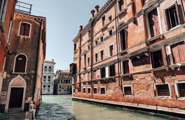 canales en venecia - venice gondola fotografías e imágenes de stock