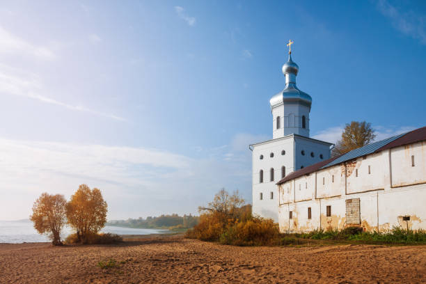 eckturm des st. georgsklosters - novgorod stock-fotos und bilder