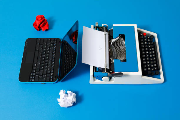 istock Digital und analog – Laptop and 80s Typewriter 1320295411