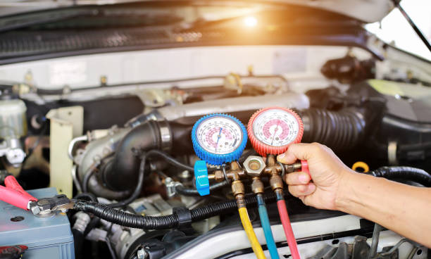 istock Car air conditioner check service, leak detection, fill refrigerant.Device and meter liquid cooling in the car by specialist technicians. 1320301038