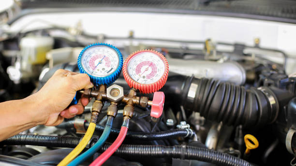istock Car air conditioner check service, leak detection, fill refrigerant.Device and meter liquid cooling in the car by specialist technicians. 1320301042