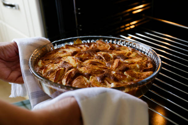 процесс приготовления яблочного пирога - cooking thanksgiving women baking стоковые фото и изображения
