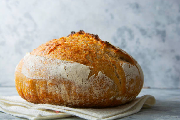 закваска домашний хлеб из диких дрожжей, здоровый образ жизни, домашняя концепция приготовления пищи. - bread bread basket basket whole wheat стоковые фото и изображения
