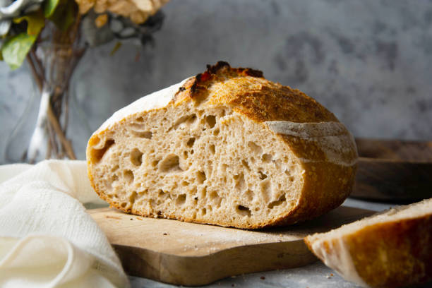 закваска хлеб нарезанный, из диких дрожжей. приготовление здоровой пищи. - bread bread basket basket whole wheat стоковые фото и изображения