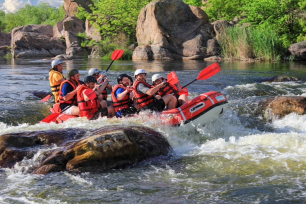 pacuare river, costa rica - teamwork river rafting costa rica photos et images de collection