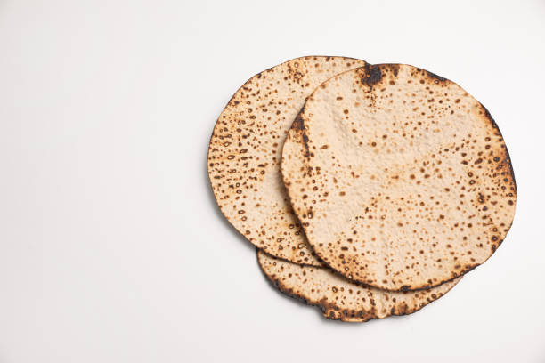 matzos savoureux sur le fond blanc, vue supérieure. célébration de la pâque (pessah) - matzo photos et images de collection