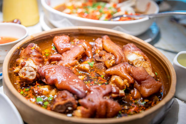 Braised pig's feet in brown sauce