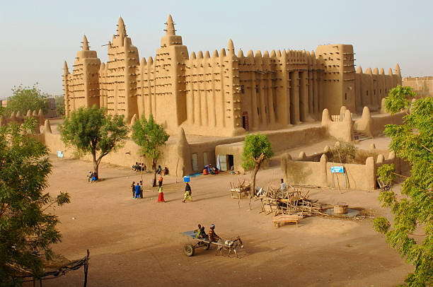 Djenné The Great Mosque at Djenne in Mali - near Timbuktu. It is the largest mud building in the world mali stock pictures, royalty-free photos & images