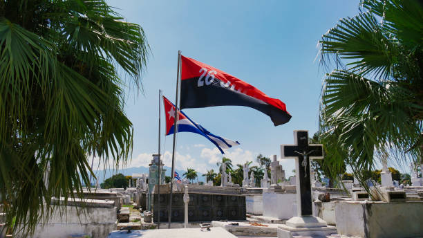 drapeaux de cuba et mouvement du 26 juillet dans le cimetière de santiago de cuba - santiago de cuba photos et images de collection