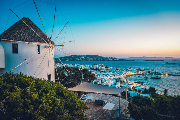 cidade de mykonos, ilha de mykonos, grécia - greek culture bar restaurant greece - fotografias e filmes do acervo