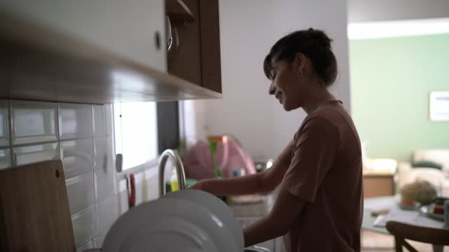 https://media.istockphoto.com/id/1320332932/video/young-woman-singing-while-washing-dishes-at-home.jpg?s=640x640&k=20&c=94DsThsVDU3JiD46qMjg7Key_PN7dHrbJbr9A1J93bQ=