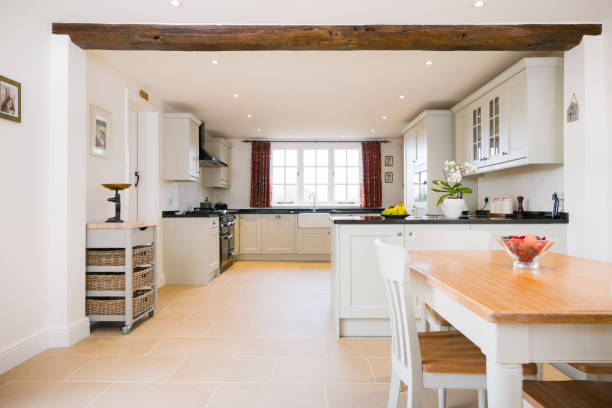 Modern farmhouse kitchen dining room, UK interior design Open plan farmhouse kitchen dining room, with modern painted wood modular kitchen units, UK interior design breakfast room stock pictures, royalty-free photos & images