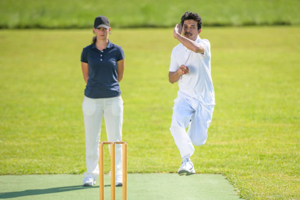 bowling masculin sur le terrain - cricket bowler photos et images de collection