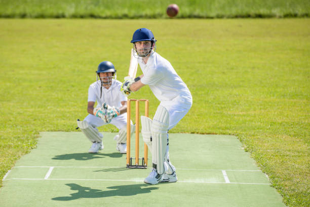 batsman in haltung bereit, den ball zu treffen - batting gloves stock-fotos und bilder