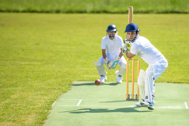 batsman in haltung bereit, den ball zu treffen - batting gloves stock-fotos und bilder