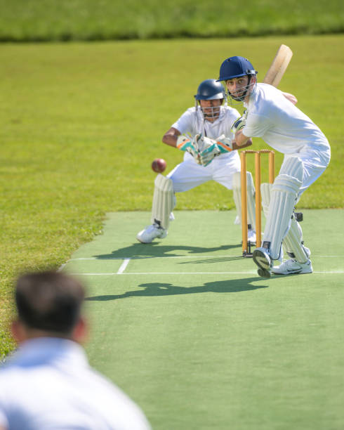 batsman in haltung bereit, den ball zu treffen - batting gloves stock-fotos und bilder