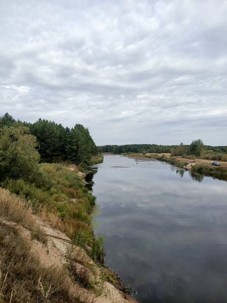 осенняя река в глубоком лесу - river water outdoors canyon стоковые фото и изображения