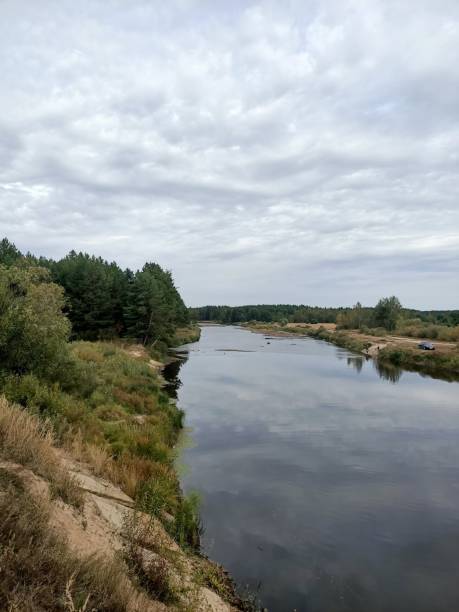 осенняя река в глубоком лесу - river water outdoors canyon стоковые фото и изображения