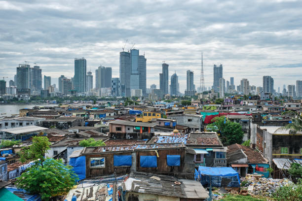 vista del horizonte de mumbai sobre los barrios marginales en el suburbio de bandra - shingle beach fotografías e imágenes de stock