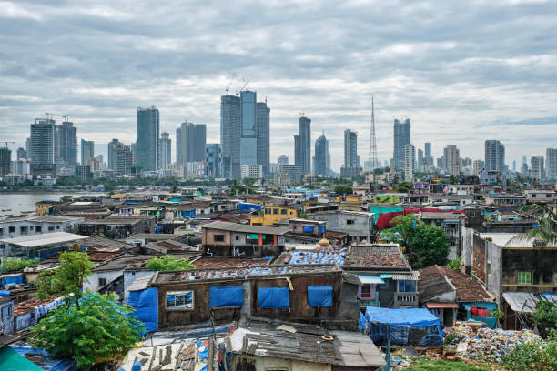 vista do horizonte de mumbai sobre favelas no subúrbio de bandra - favela - fotografias e filmes do acervo