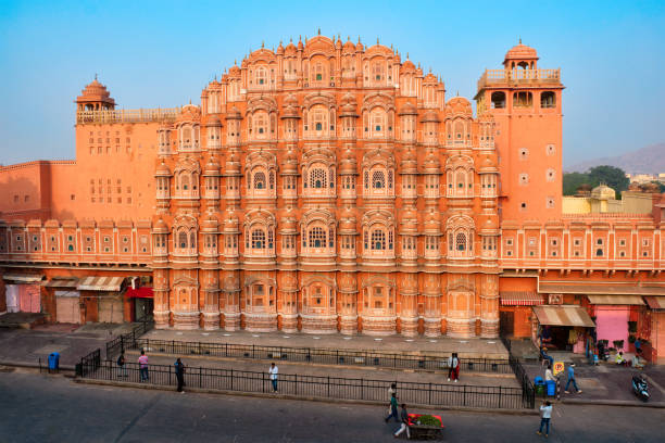 célèbre landmak historique rose hawa mahal palais des vents avec des gens et des transports. jaipur, rajasthan, inde - hawa photos et images de collection