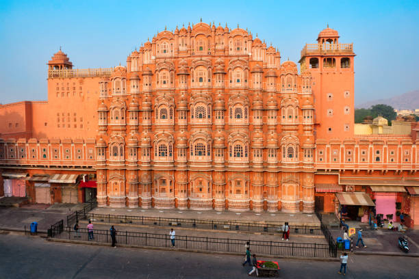 słynny historyczny landmak różowy hawa mahal pałac wiatrów z ludźmi i transportu. dżajpur, radżastan, indie - hawa zdjęcia i obrazy z banku zdjęć