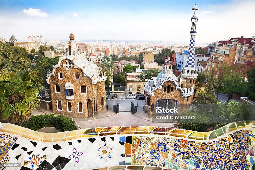 L'architettura colorata di Antonio Gaudi nel Parco Guell - Foto stock royalty-free di Architettura
