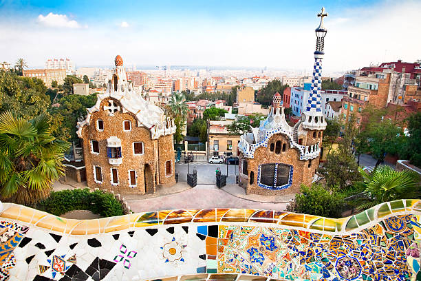 l'architettura colorata di antonio gaudi nel parco guell - antonio gaudi outdoors horizontal barcelona foto e immagini stock