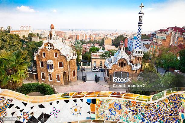 Arquitetura Colorida Por Antonio Gaudi No Parque Guell - Fotografias de stock e mais imagens de Arquitetura