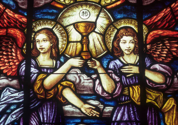 glasglas von engeln, die den heiligen gral halten - 11818 stock-fotos und bilder