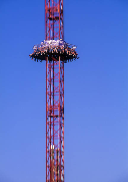アメリカフロリダ州アミューズメントパークのドロップタワーの人々 - 11909 ストックフォトと画像