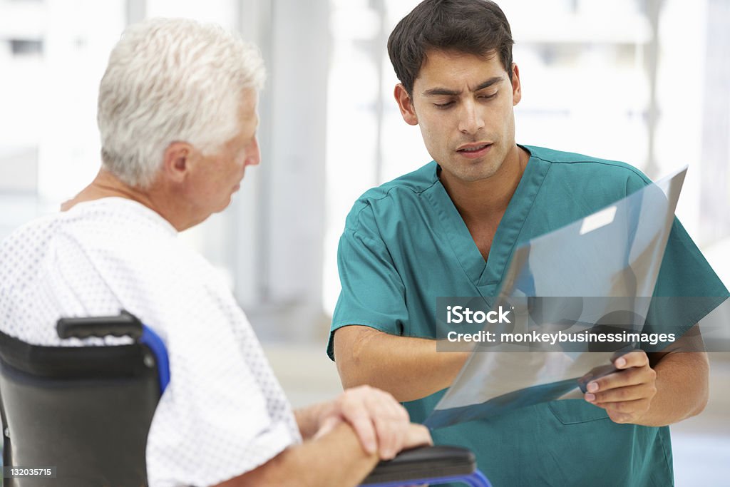 Senior patient mit Junger Arzt - Lizenzfrei Arzt Stock-Foto