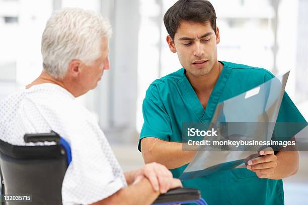 Senior Patient Mit Junger Arzt Stockfoto und mehr Bilder von Arzt - Arzt, Erklären, Ernst