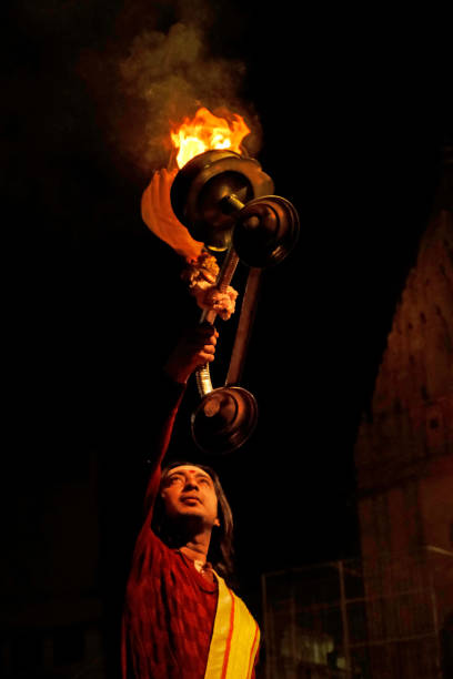 rytuały ceremonii ganga aarti w wykonaniu hinduskich kapłanów w dashashwamedh ghat w varanasi, uttar pradesh, indie - india varanasi ganges river temple zdjęcia i obrazy z banku zdjęć