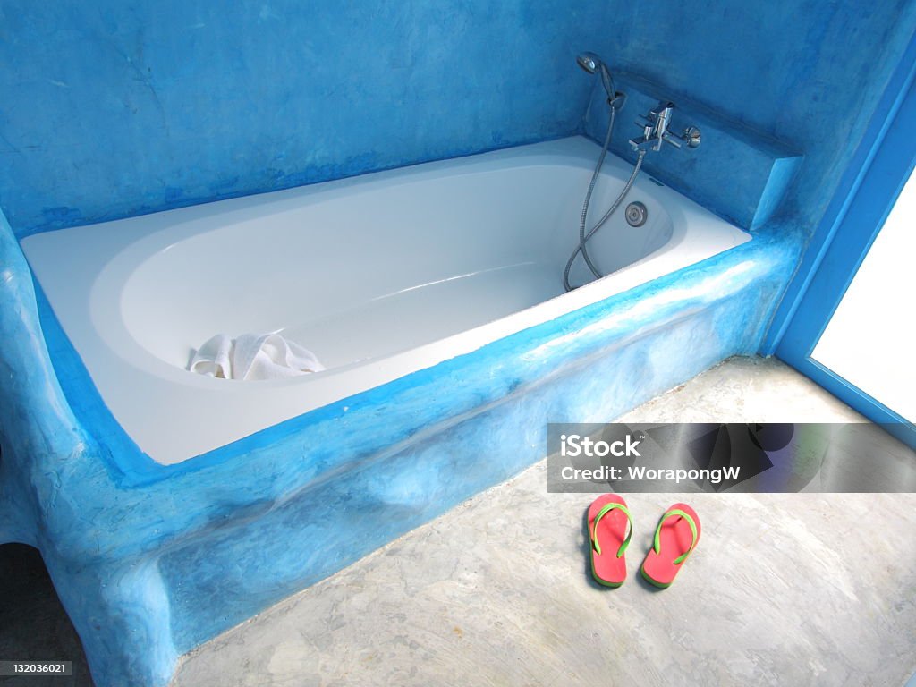 BAÑERA Y PANTUFLAS - Foto de stock de Agua libre de derechos